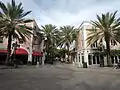 Vista de la Plaza de España/Española Way en el 2013 antes de su remodelación a plaza peatonal.