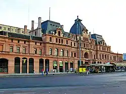 El edificio de la Estación Plaza Constitución y dársenas de colectivos