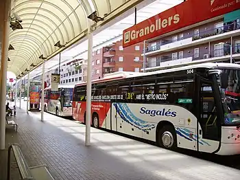 Varios autobuses interurbanos de Cataluña en la estación de Granollers en España