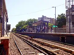 Vista del andén hacia Once desde la calle