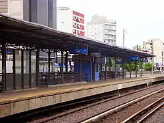 Vista del andén central, desde el andén hacia Once