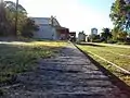 Vista desde el andén de la estación. Al fondo de la imagen se observan las instalaciones del puerto.