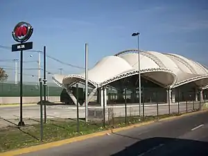 El exterior de la estación intermodal como se ve desde avenida Pajaritos.