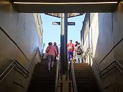 Acceso al andén central desde la Calle Pedro Martínez Melo