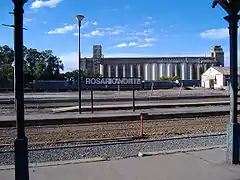 El andén y el viejo cartel en el fondo de la estación.