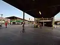 Locales comerciales y acceso desde la estación intermodal.