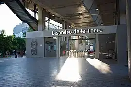 Acceso a la estación desde la Avenida Olleros