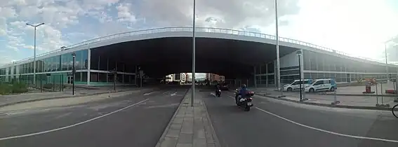 Vistas de la cúpula acabada entre las estaciones de ferrocarril y autobús.