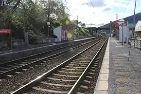 Vías y andenes de la estación de Santa Cruz de Llodio. 02-11-2012.