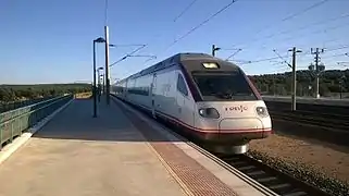 Avant serie 104 efectuando un servicio de AV City procedente de Sevilla-Santa Justa llegando a la estación