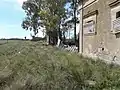 Vista del andén, estación y toiletes públicos.