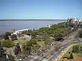 La Estación Fluvial de Rosario se encuentra al este de la Av. Belgrano.