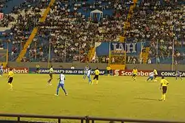 Partido de fútbol en el Estadio Francisco Morazán.