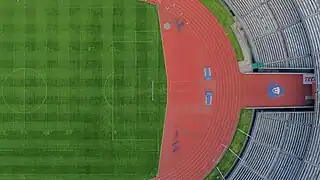 Vista aérea de la cancha y la pista del estadio.