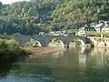 Puente sobre el Lot a la entrada del pueblo.