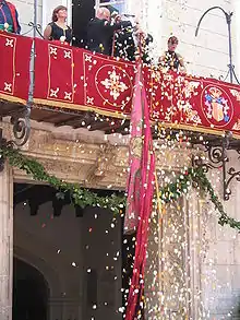 Subida del estandarte por el balcón del ayuntamiento, evitando ser inclinada.