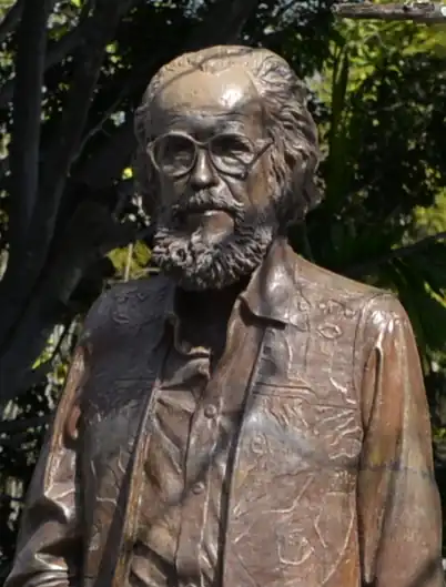 Estatua de Recinos en el Centro Cultural Miguel Ángel Asturias