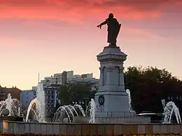 Guzmán el Bueno, en el centro de la Plaza del mismo nombre