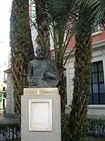 Estatua de Cervantes en la zona donde estuvo la Cárcel Real de Sevilla.