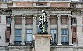 Monumento a Murillo (réplica de 1871), de Sabino Medina, delante de la Puerta de Murillo, entre el Museo del Prado y el Jardín Botánico de Madrid (el original es de 1859  y está en Sevilla).