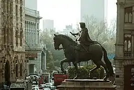 El Caballito, visto hacia el poniente de la calle Tacuba.