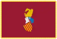 Estandarte oficial de la Generalidad Valenciana, que fija el escudo «sobre fondo carmesí tradicional ribeteado de oro»