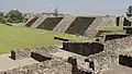 Zona residencial, Templo y escalinatas al fondo.