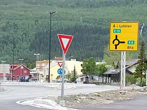 Cruce de Bjerkvik, en donde la ruta E10 conduce hacia Lofoten y la E6 hacia Troms.