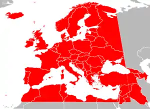 Mapa de países de Europa, norte de África y Asia Occidental en gris, con los límites de la Zona Europea de Radiodifusión superpuestos en rojo