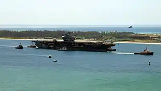 Oriskany sale por última vez de puerto rumbo al Golfo de México para convertirse en un arrecife artificial.