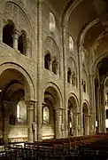 Alzado de tres niveles en la Iglesia de Saint-Étienne (Nevers)