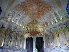 Portal de la Virgen (1250) de la iglesia de Mont-devant-Sassey.