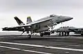 Un F/A-18 enganchando un cable de parada en el portaaviones USS John C. Stennis (CVN-74).