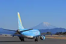 Embraer ERJ-170-STD (JA02FJ) de Fuji Dream Airlines con librea azul claro en el Aeropuerto de Shizuoka.