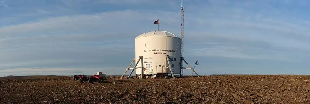 Flashline Mars Arctic Research Station (FMARS). Panorámica realizada en julio de 2009.