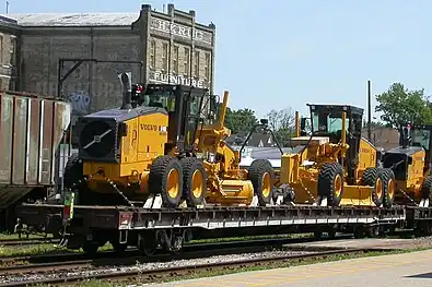 Vagón plano del CN con maquinaria de construcción.