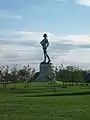 Un monumento a Orfeo cercano al fuerte está dedicado a los soldados del fuerte y a Francis Scott Key