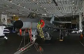 un Dassault-Breguet Super Étendard en el hangar