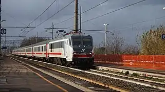 Intercity opera en las líneas principales de Trenitalia. Para en las grandes ciudades.