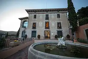 Fachada y alrededores.