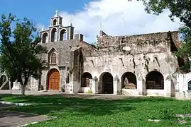 Templo y exconvento de San Miguel Arcángel, en Acatlán.