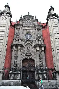 Fachada del templo de La Enseñanza rehecho en 1912 conforme al original)