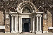 Portal de la basílica de los santos Giovanni y Paolo.