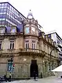 Detalle de la fachada en el chaflán del edificio.