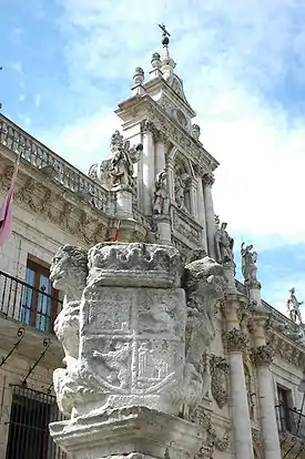 Universidad de Valladolid institución que acogió el famoso debate entre Bartolomé de las Casas y Juan Ginés de Sepúlveda sobre la polémica de los naturales y las Leyes de Indias (1550-1551), o la conferencia que cuestionó el erasmismo (1527).