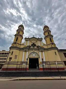 Fachada frontal de la Catedral de Piura.