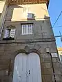 Fachada con ventana con arco conopial decorado con lacería