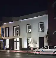 Foto nocturna de la fachada del Museum Jorge Rando.