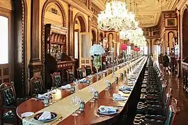 Lujoso comedor en el palacio Falaknuma en India