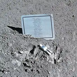 El astronauta caído, placa y figura colocadas por la tripulación del Apolo 15 en memoria de los astronautas estadounidenses y soviéticos fallecidos.